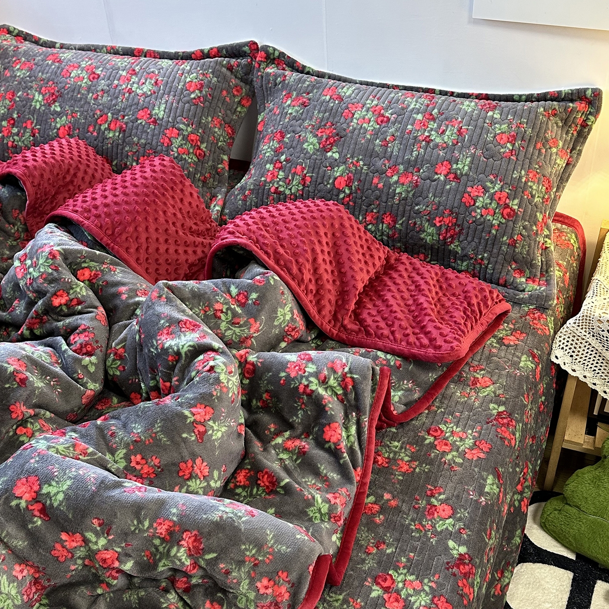 91家纺网 家纺一手货源 找家纺 慕晨 2025新款牛奶绒新款印花高克重豆豆绒夹棉床盖三件被套四件套热款 花妖