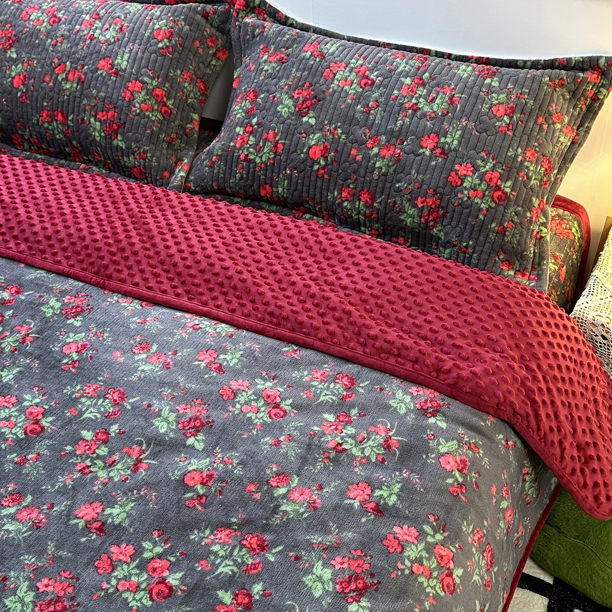 91家纺网 家纺一手货源 找家纺 慕晨 2025新款牛奶绒新款印花高克重豆豆绒夹棉床盖三件被套四件套热款 花妖