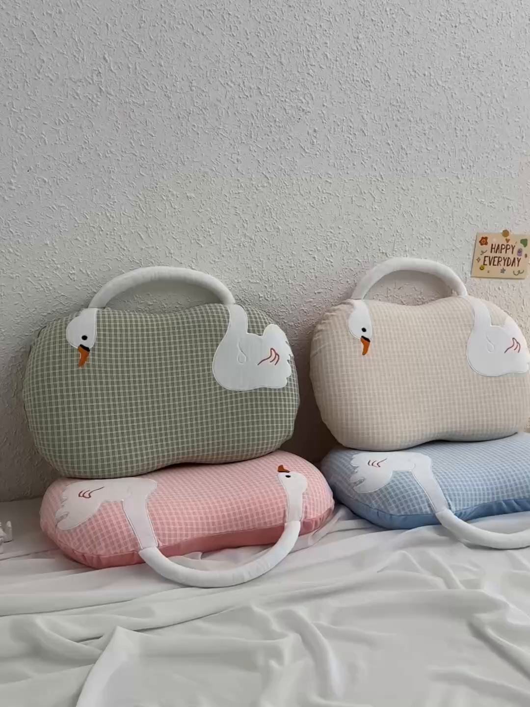 91家纺网 家纺一手货源 找家纺 （总）大熊枕芯 2025新款手提袋大鹅猫肚记忆枕