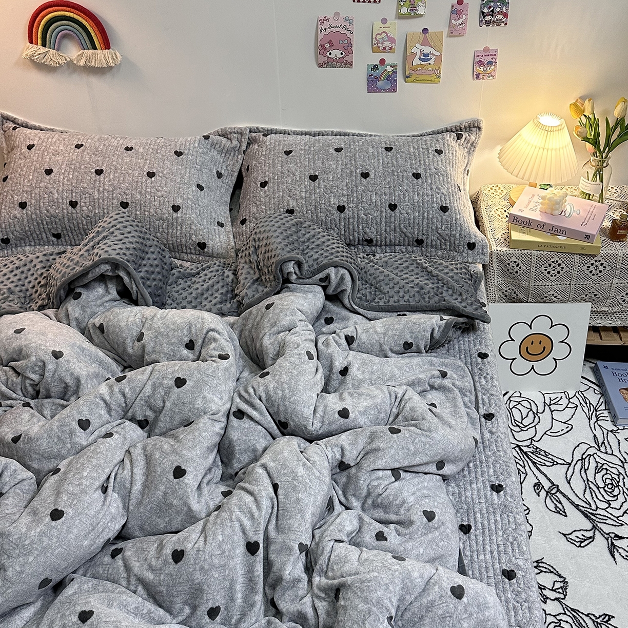 91家纺网 家纺一手货源 找家纺 慕晨 2025新款牛奶绒新款印花高克重豆豆绒夹棉床盖三件被套四件套热款 灰爱心