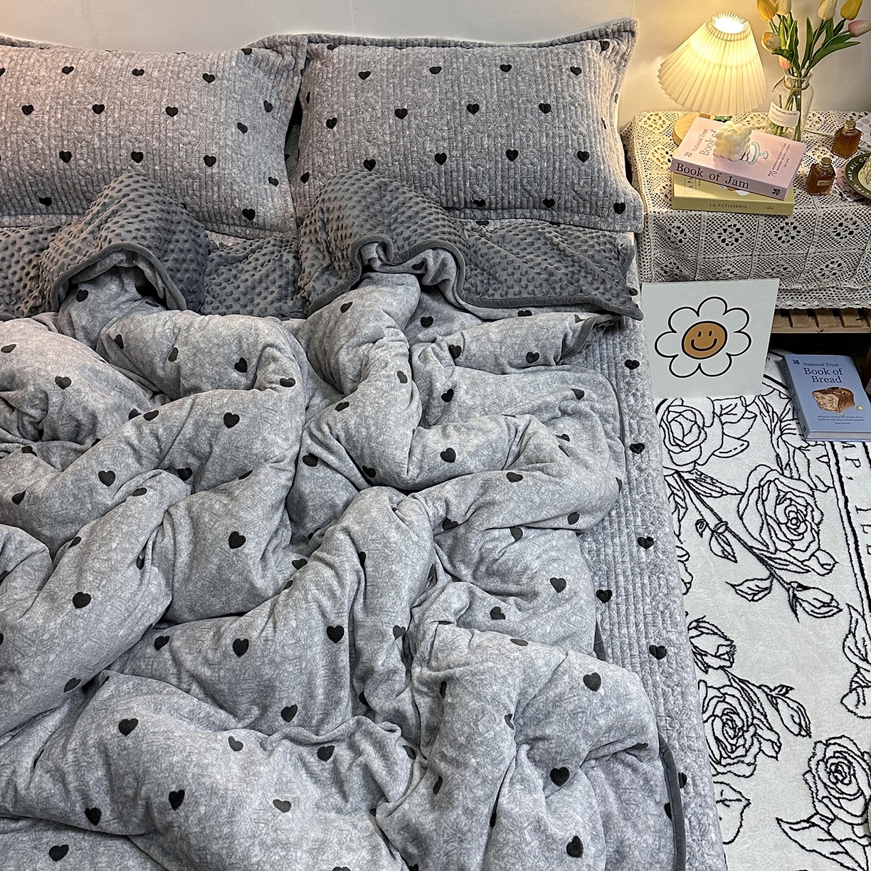 91家纺网 家纺一手货源 找家纺 慕晨 2025新款牛奶绒新款印花高克重豆豆绒夹棉床盖三件被套四件套热款 灰爱心