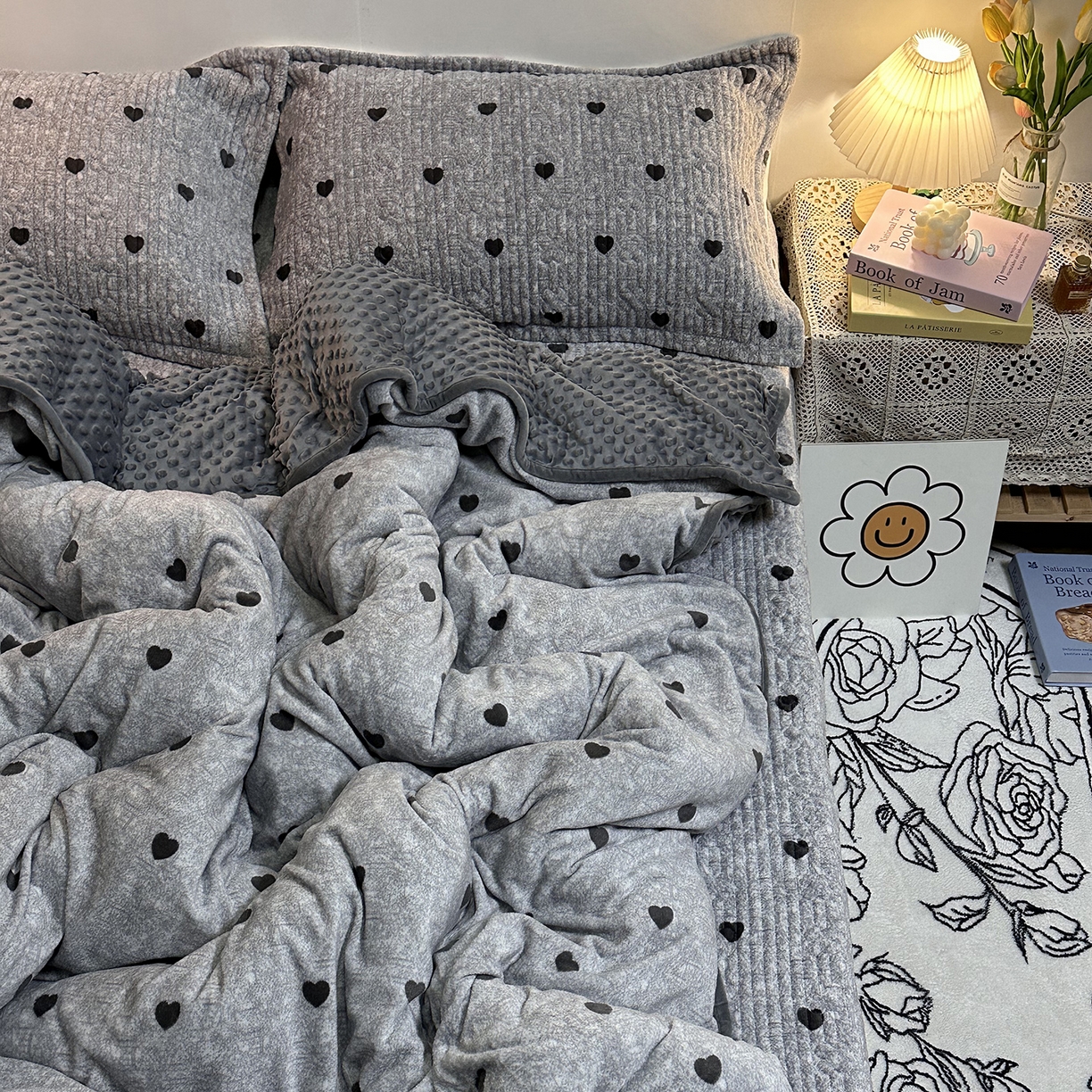 91家纺网 家纺一手货源 找家纺 慕晨 2025新款牛奶绒新款印花高克重豆豆绒夹棉床盖三件被套四件套热款 灰爱心