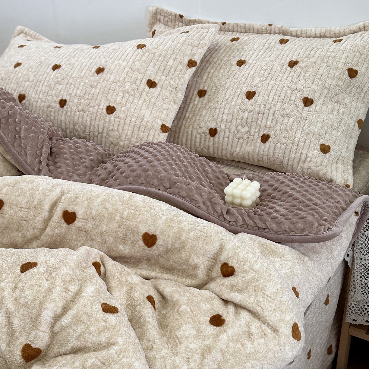 91家纺网 家纺一手货源 找家纺 慕晨 2025新款牛奶绒新款印花高克重豆豆绒夹棉床盖三件被套四件套热款 咖爱心