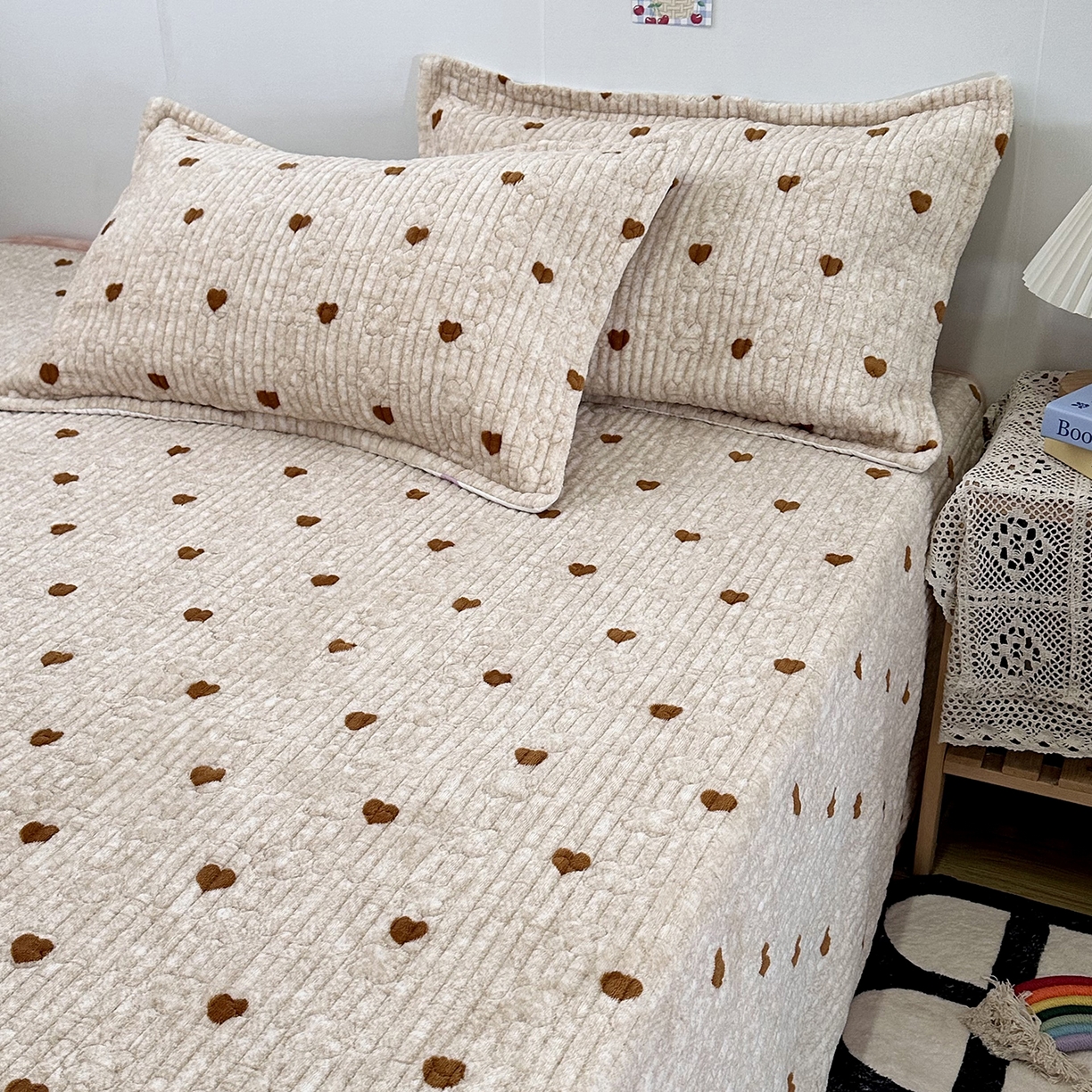 91家纺网 家纺一手货源 找家纺 慕晨 2025新款牛奶绒新款印花高克重豆豆绒夹棉床盖三件被套四件套热款 咖爱心