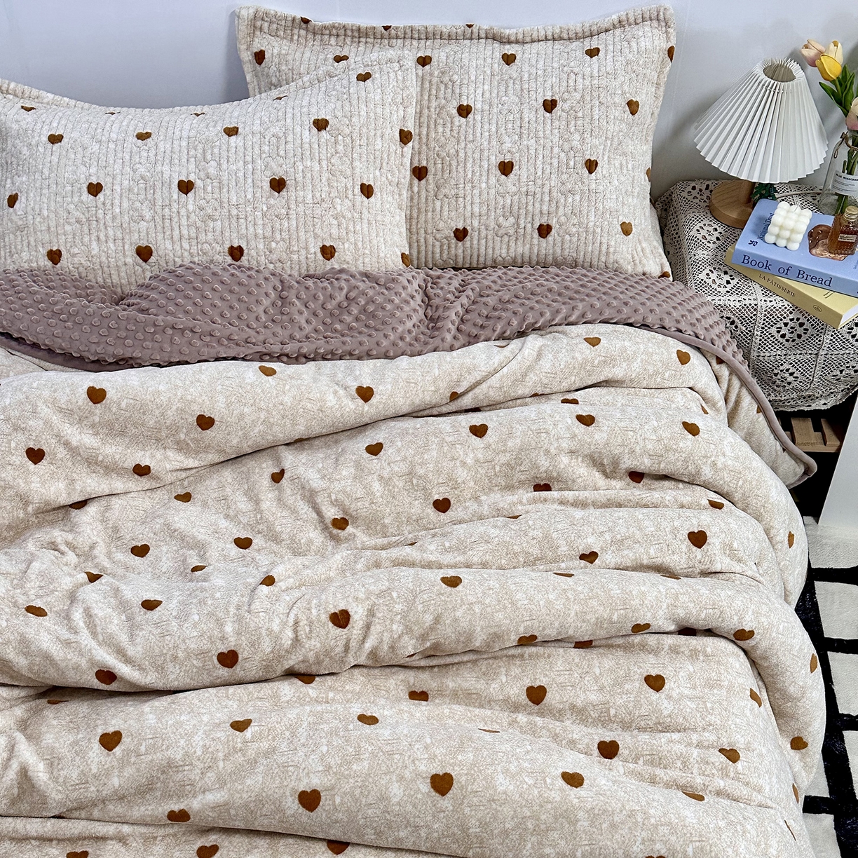 91家纺网 家纺一手货源 找家纺 慕晨 2025新款牛奶绒新款印花高克重豆豆绒夹棉床盖三件被套四件套热款 咖爱心