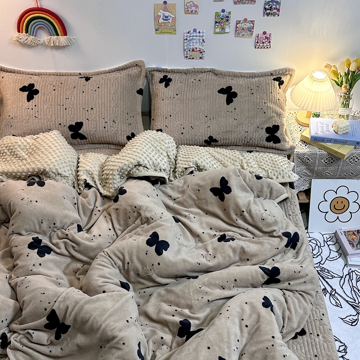 91家纺网 家纺一手货源 找家纺 慕晨 2025新款牛奶绒新款印花高克重豆豆绒夹棉床盖三件被套四件套热款 咖色蝴蝶