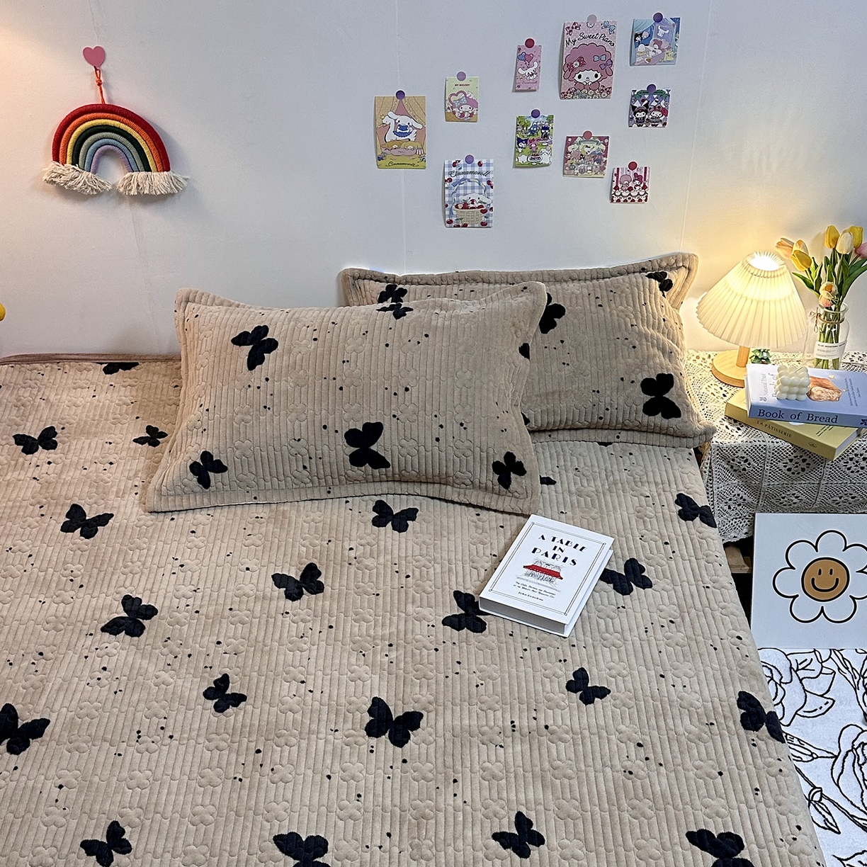 91家纺网 家纺一手货源 找家纺 慕晨 2025新款牛奶绒新款印花高克重豆豆绒夹棉床盖三件被套四件套热款 咖色蝴蝶