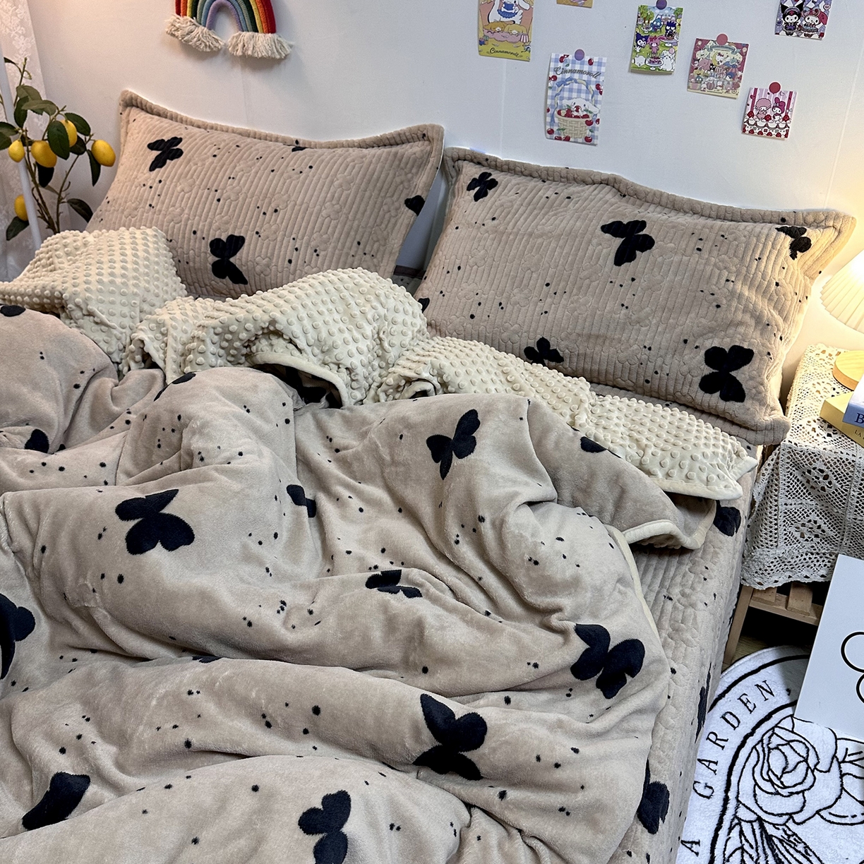 91家纺网 家纺一手货源 找家纺 慕晨 2025新款牛奶绒新款印花高克重豆豆绒夹棉床盖三件被套四件套热款 咖色蝴蝶