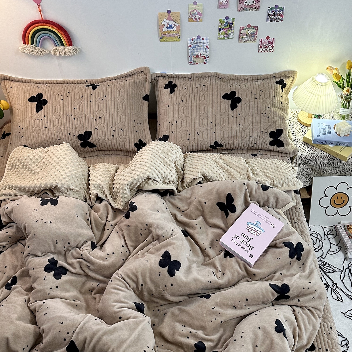 91家纺网 家纺一手货源 找家纺 慕晨 2025新款牛奶绒新款印花高克重豆豆绒夹棉床盖三件被套四件套热款 咖色蝴蝶