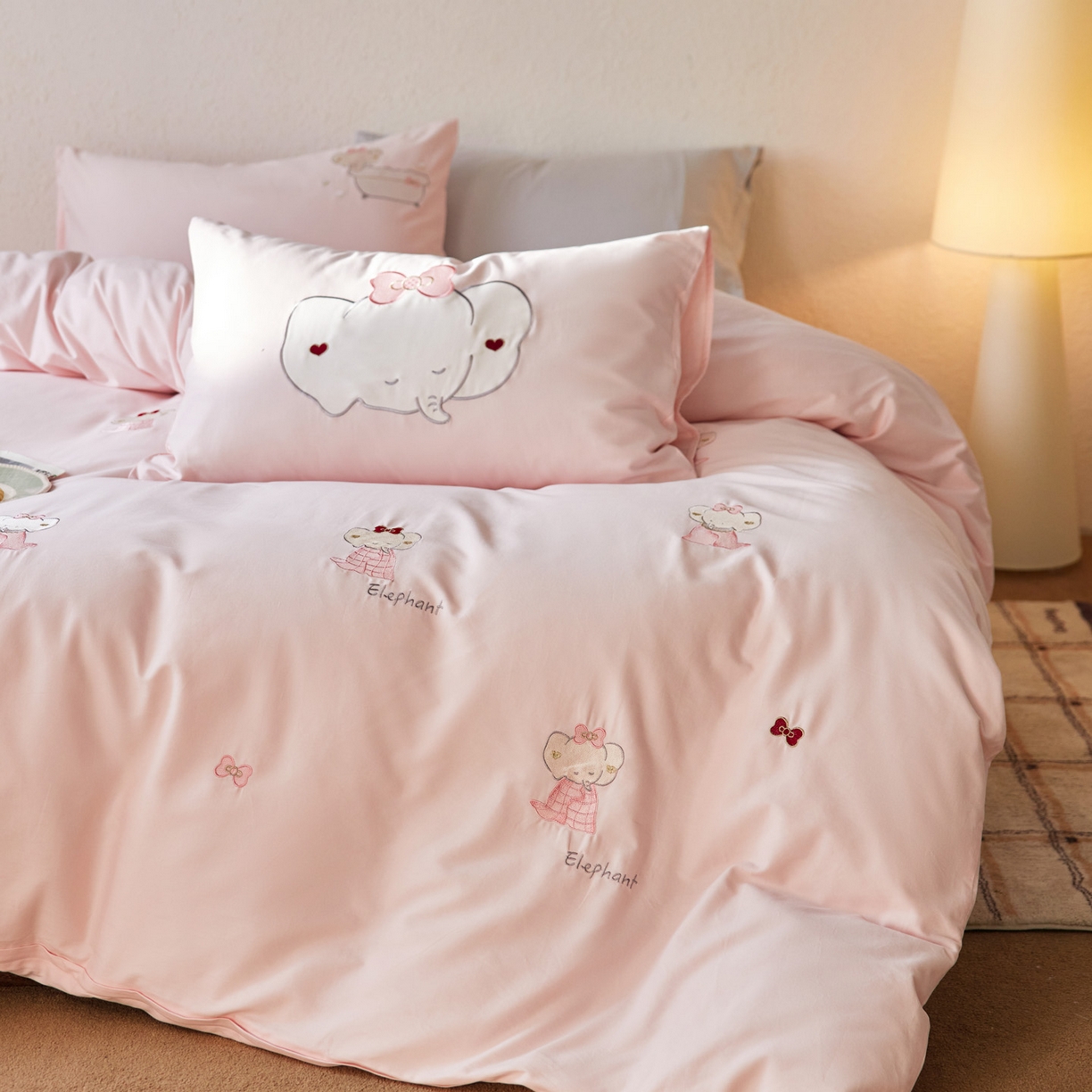 91家纺网 家纺一手货源 找家纺 （总）简纯主义 2025新款全棉纯棉毛巾绣磨毛四件套-莉娜小象