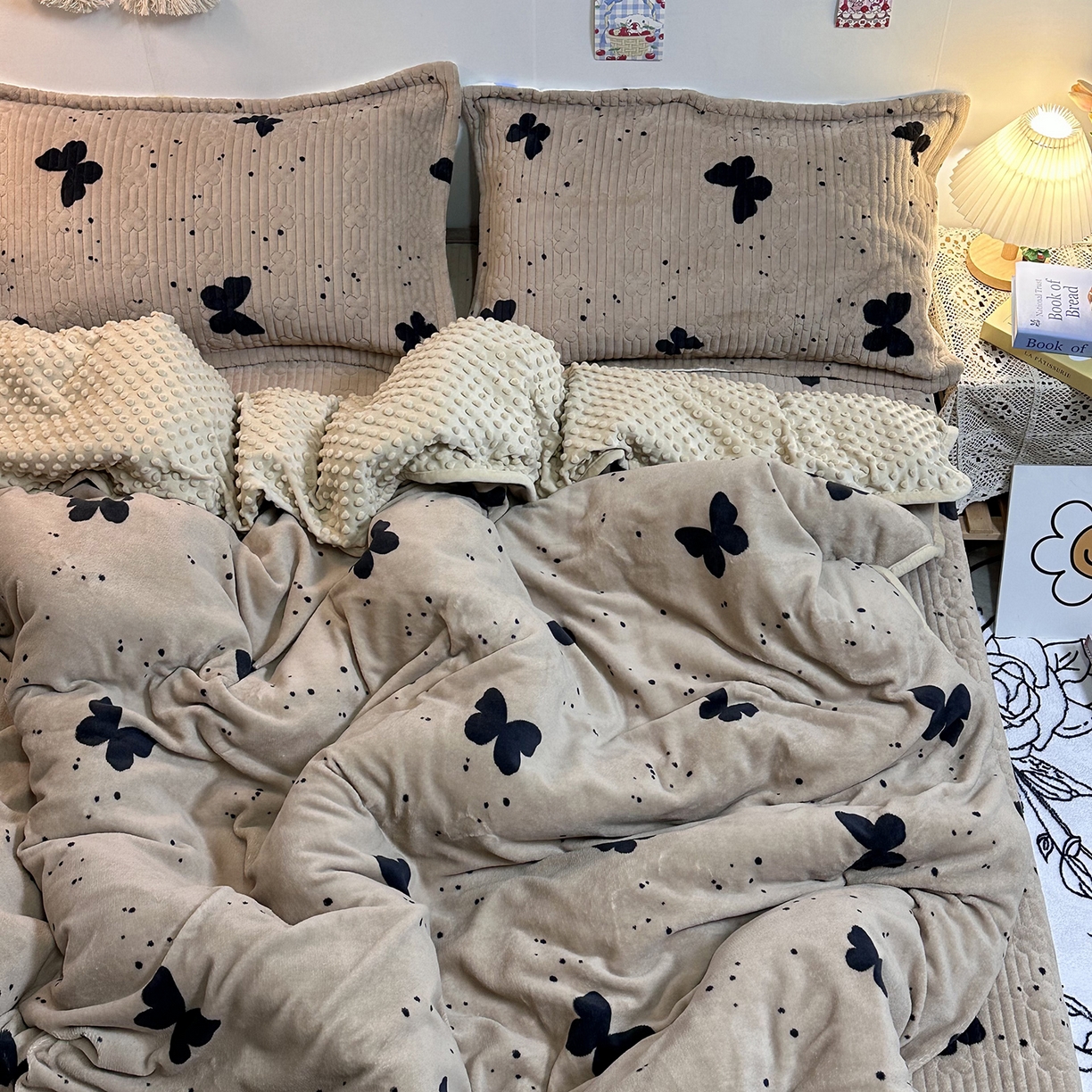 91家纺网 家纺一手货源 找家纺 慕晨 2025新款牛奶绒新款印花高克重豆豆绒夹棉床盖三件被套四件套热款 咖色蝴蝶