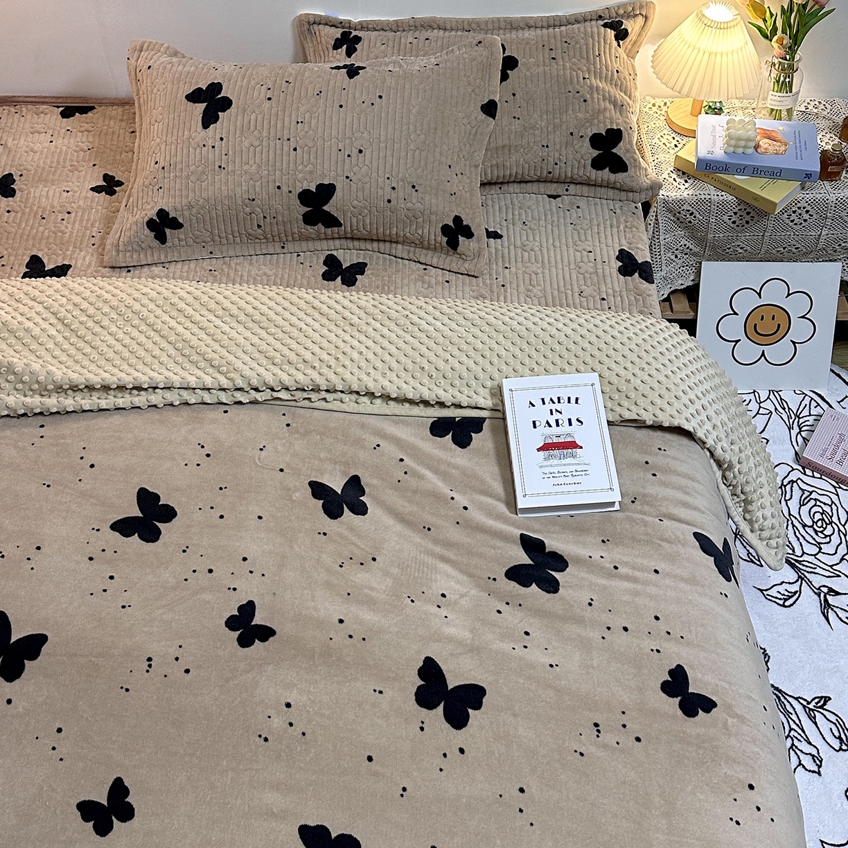 91家纺网 家纺一手货源 找家纺 慕晨 2025新款牛奶绒新款印花高克重豆豆绒夹棉床盖三件被套四件套热款 咖色蝴蝶