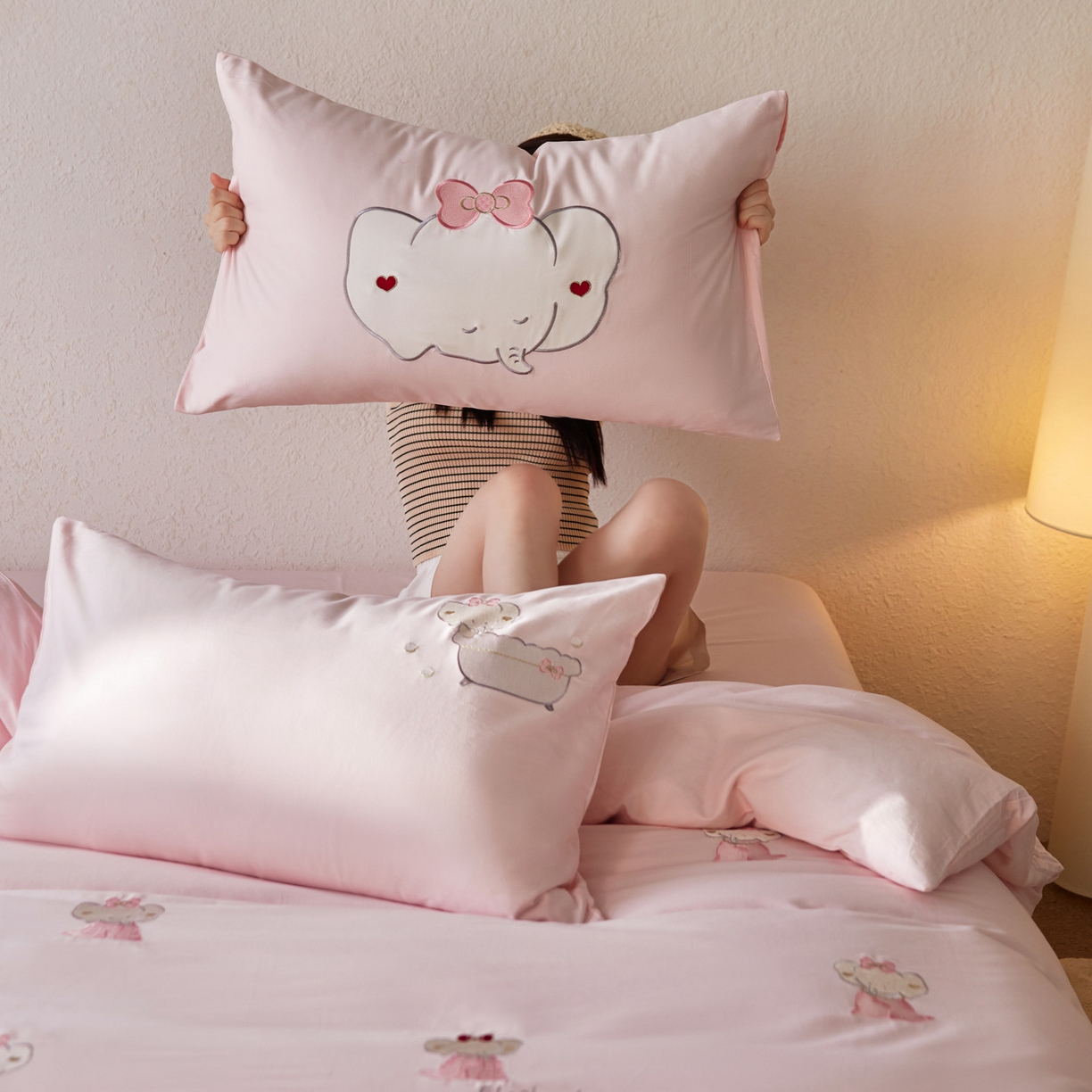 91家纺网 家纺一手货源 找家纺 （总）简纯主义 2025新款全棉纯棉毛巾绣磨毛四件套-莉娜小象