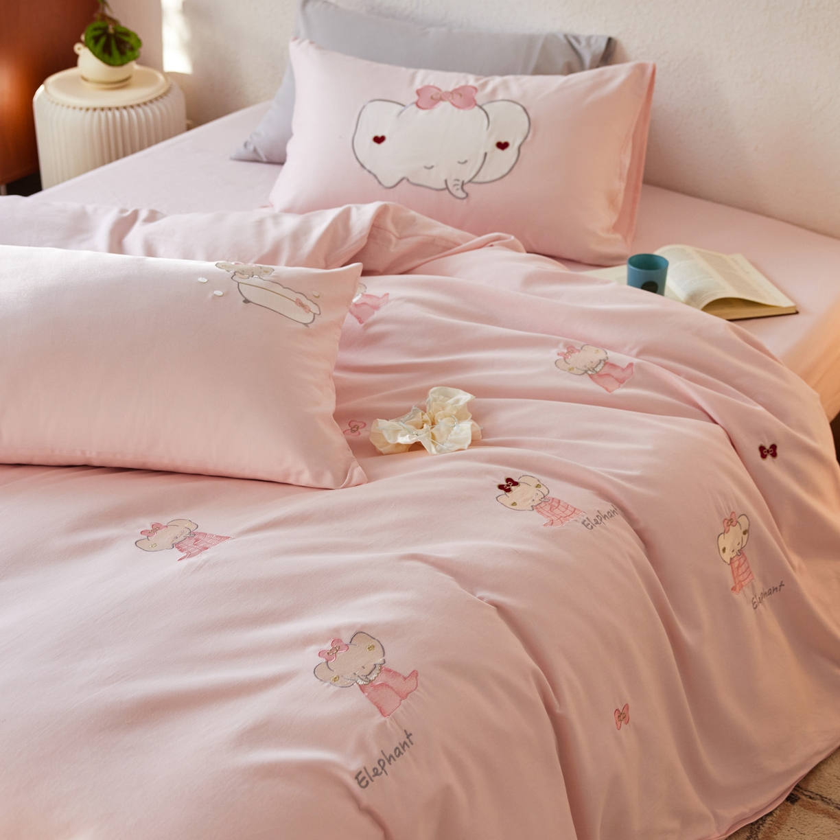 91家纺网 家纺一手货源 找家纺 简纯主义 2025新款全棉纯棉毛巾绣磨毛四件套-莉娜小象 莉娜小象-粉