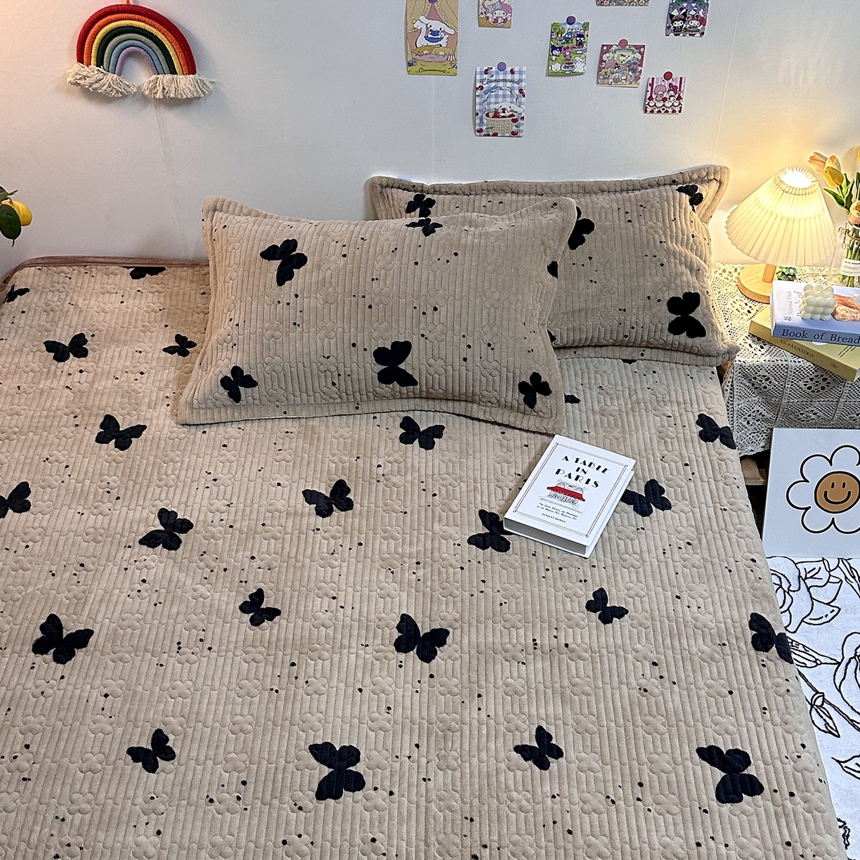 91家纺网 家纺一手货源 找家纺 慕晨 2025新款牛奶绒新款印花高克重豆豆绒夹棉床盖三件被套四件套热款 咖色蝴蝶