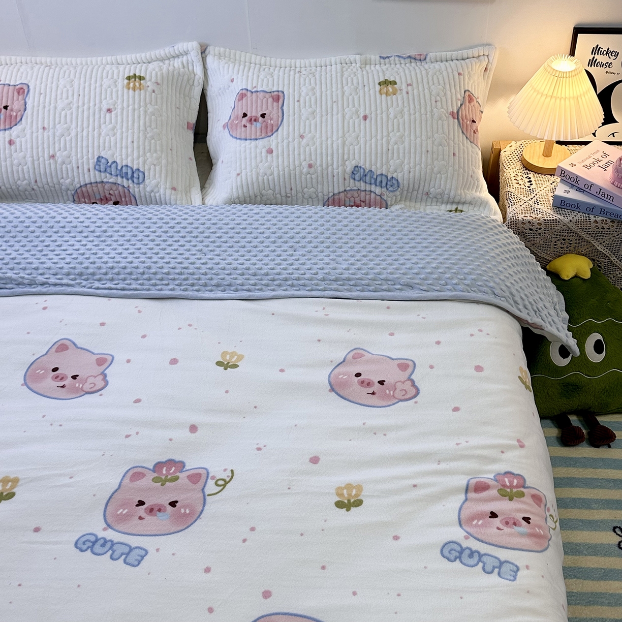 91家纺网 家纺一手货源 找家纺 慕晨 2025新款牛奶绒新款印花高克重豆豆绒夹棉床盖三件被套四件套热款 可爱小猪