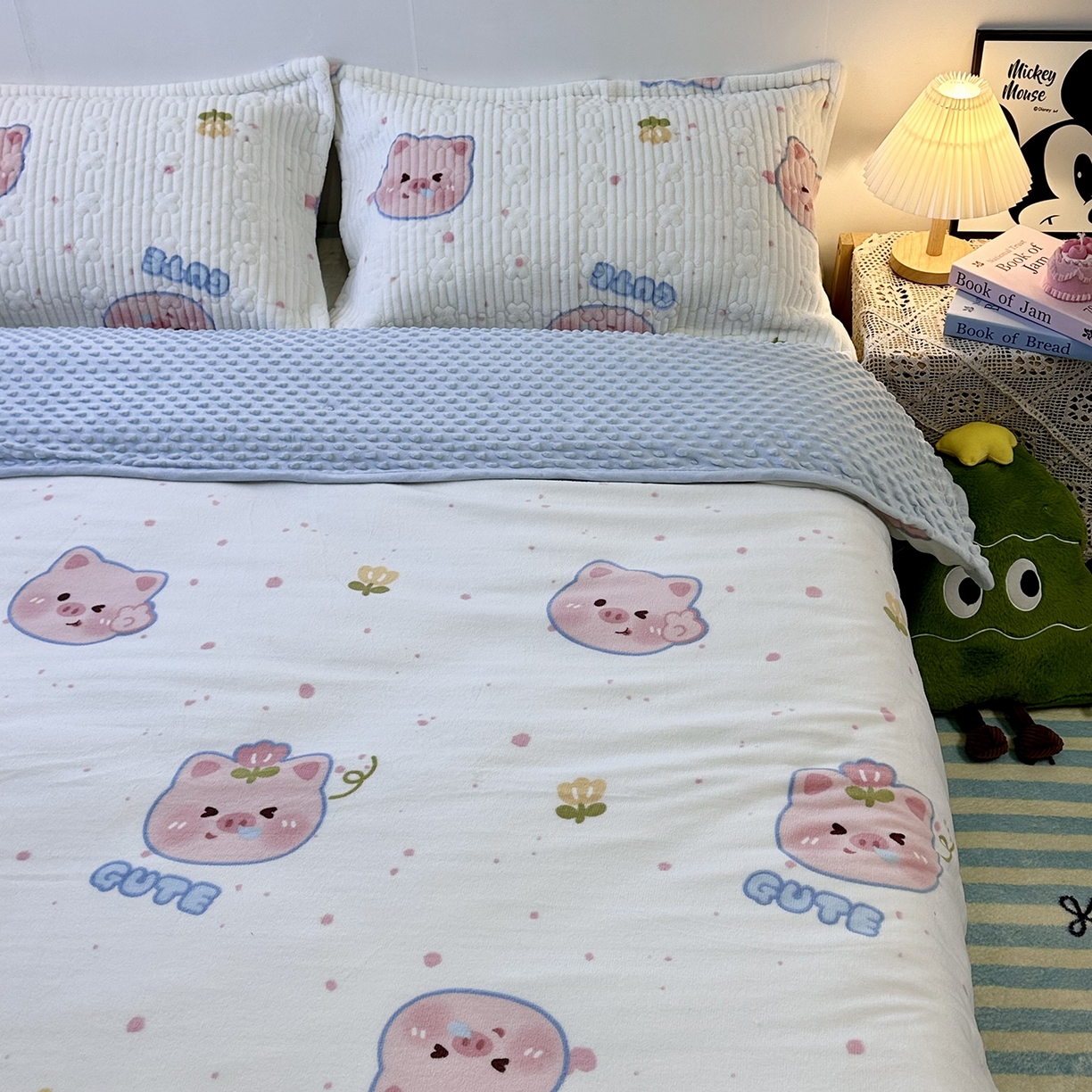 91家纺网 家纺一手货源 找家纺 慕晨 2025新款牛奶绒新款印花高克重豆豆绒夹棉床盖三件被套四件套热款 可爱小猪