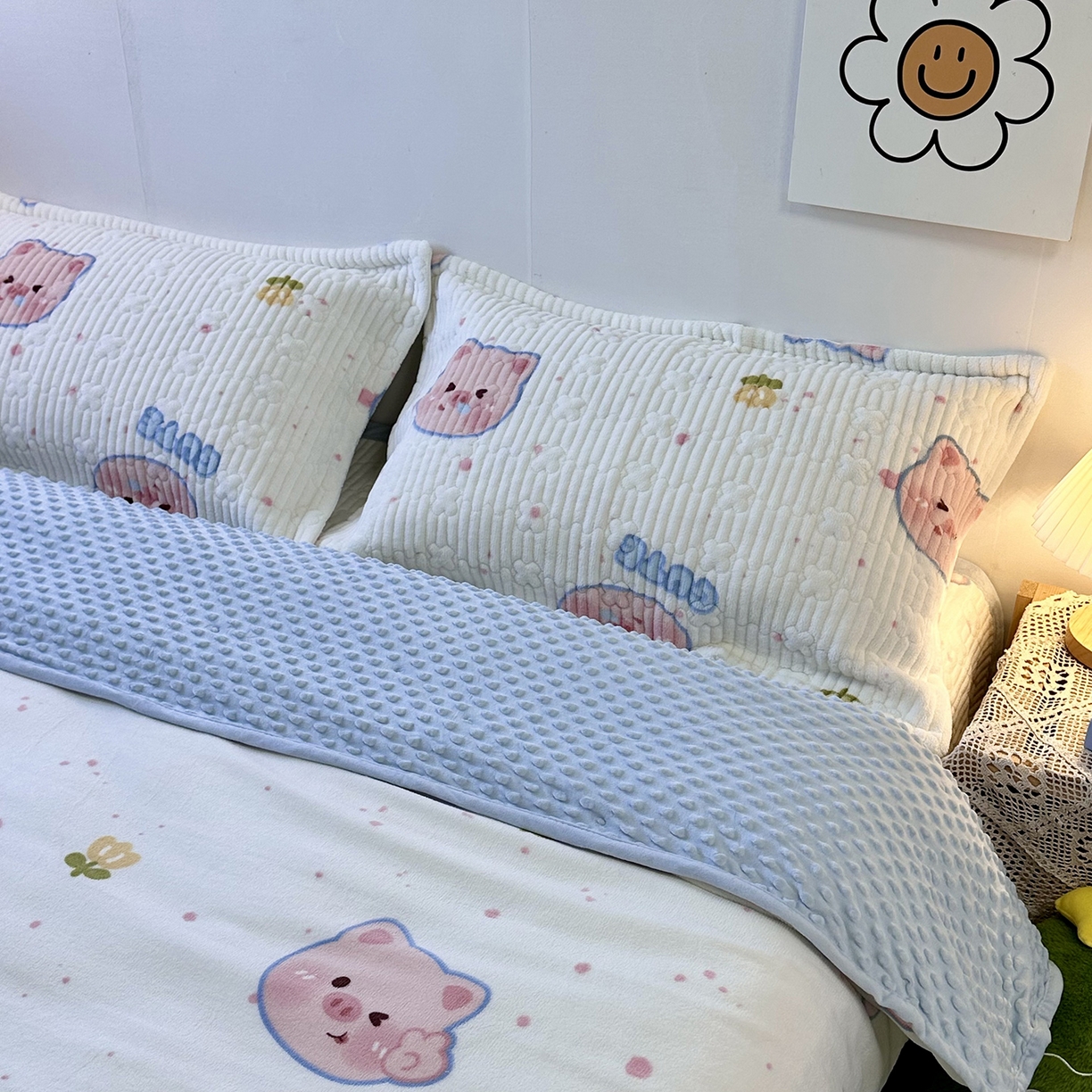 91家纺网 家纺一手货源 找家纺 慕晨 2025新款牛奶绒新款印花高克重豆豆绒夹棉床盖三件被套四件套热款 可爱小猪