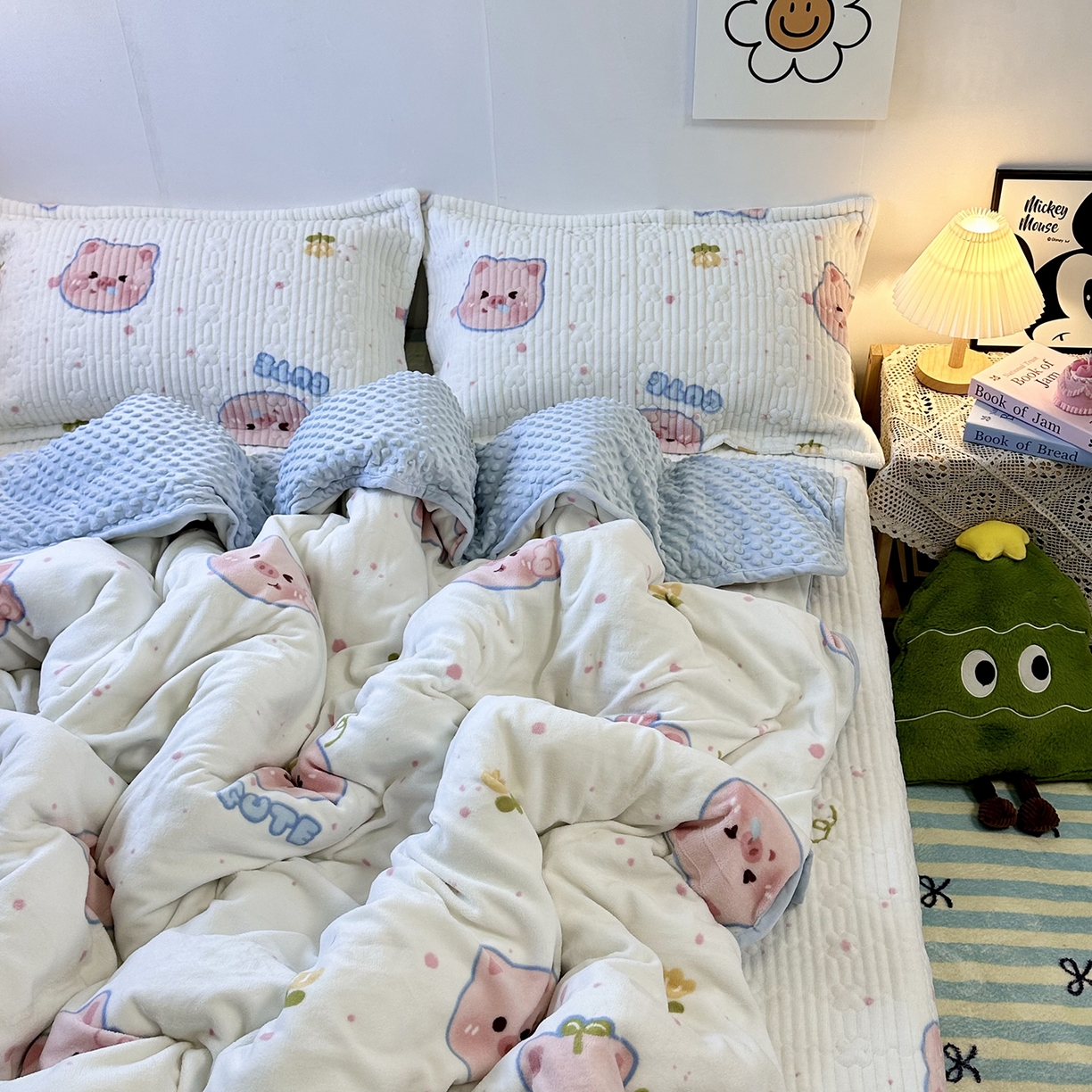 91家纺网 家纺一手货源 找家纺 慕晨 2025新款牛奶绒新款印花高克重豆豆绒夹棉床盖三件被套四件套热款 可爱小猪