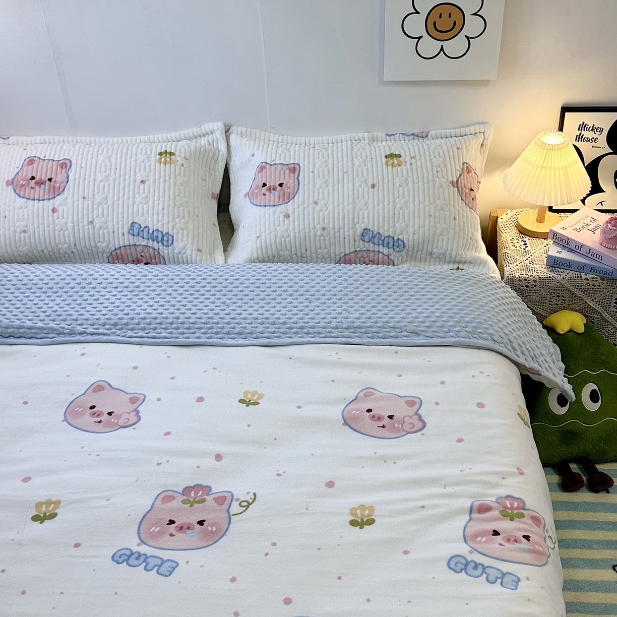91家纺网 家纺一手货源 找家纺 慕晨 2025新款牛奶绒新款印花高克重豆豆绒夹棉床盖三件被套四件套热款 可爱小猪
