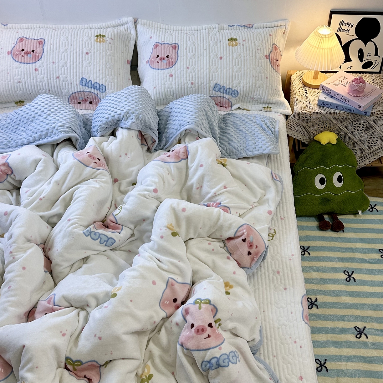 91家纺网 家纺一手货源 找家纺 慕晨 2025新款牛奶绒新款印花高克重豆豆绒夹棉床盖三件被套四件套热款 可爱小猪