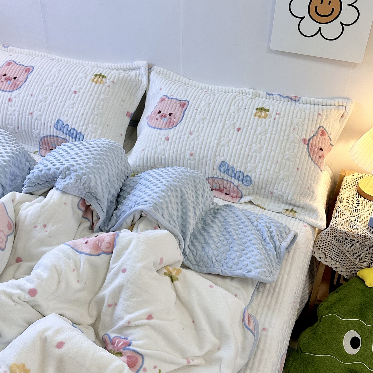 91家纺网 家纺一手货源 找家纺 慕晨 2025新款牛奶绒新款印花高克重豆豆绒夹棉床盖三件被套四件套热款 可爱小猪