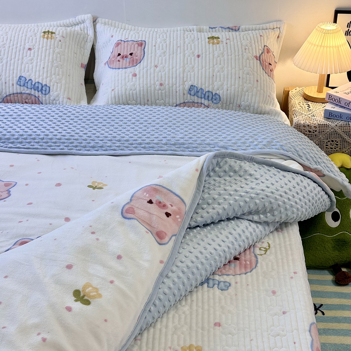 91家纺网 家纺一手货源 找家纺 慕晨 2025新款牛奶绒新款印花高克重豆豆绒夹棉床盖三件被套四件套热款 可爱小猪