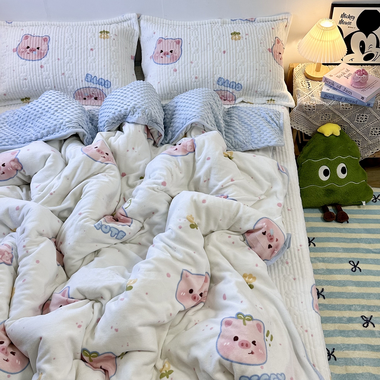 91家纺网 家纺一手货源 找家纺 慕晨 2025新款牛奶绒新款印花高克重豆豆绒夹棉床盖三件被套四件套热款 可爱小猪