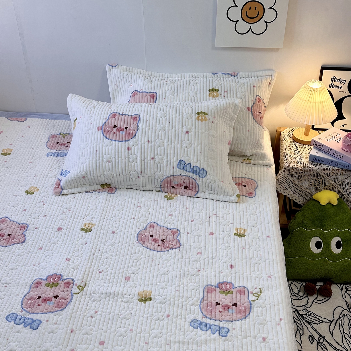 91家纺网 家纺一手货源 找家纺 慕晨 2025新款牛奶绒新款印花高克重豆豆绒夹棉床盖三件被套四件套热款 可爱小猪