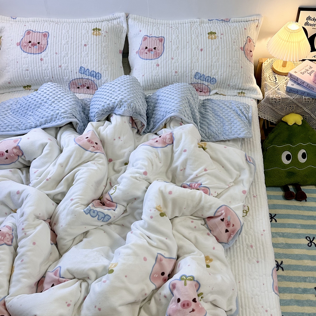 91家纺网 家纺一手货源 找家纺 慕晨 2025新款牛奶绒新款印花高克重豆豆绒夹棉床盖三件被套四件套热款 可爱小猪