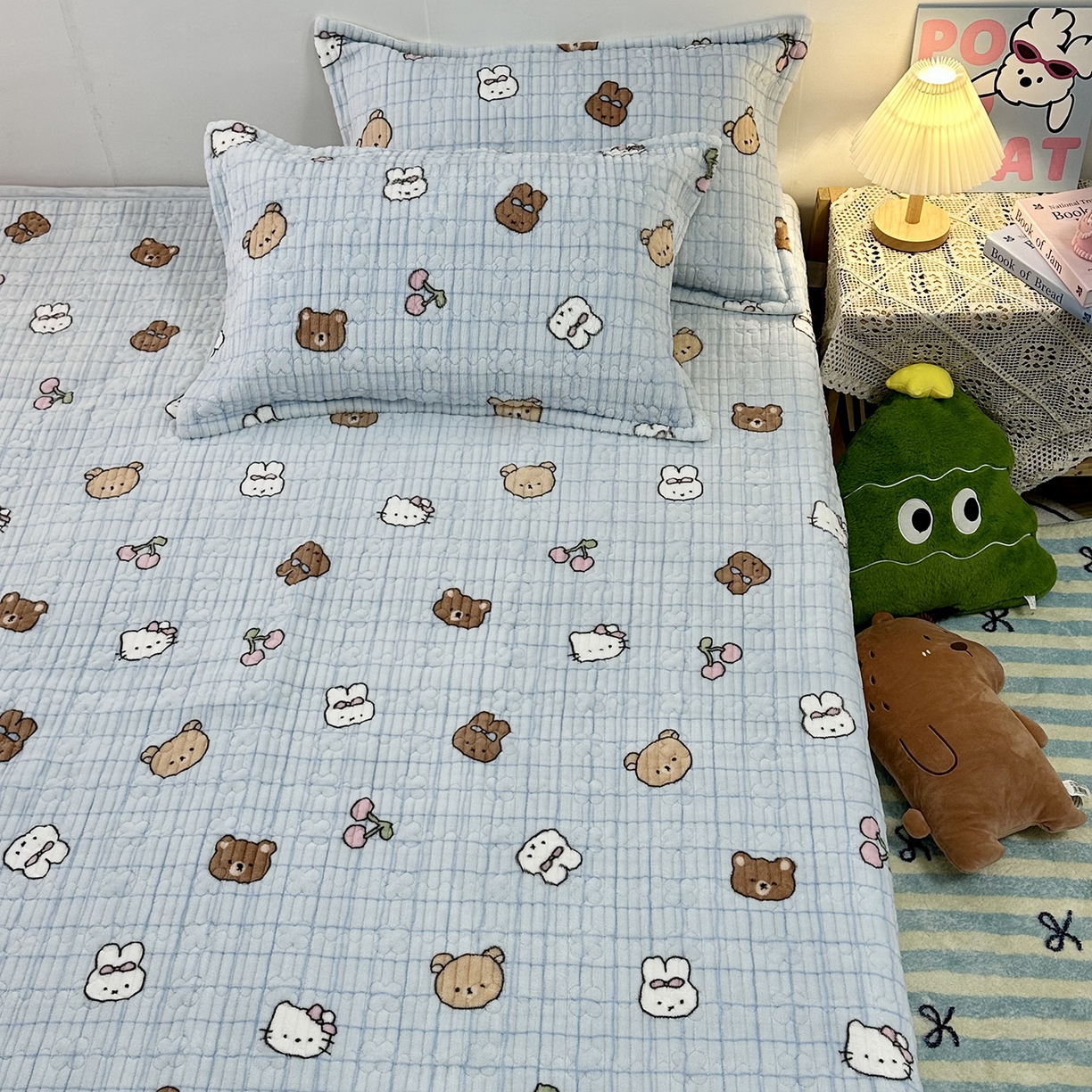 91家纺网 家纺一手货源 找家纺 慕晨 2025新款牛奶绒新款印花高克重豆豆绒夹棉床盖三件被套四件套热款 蓝格小熊