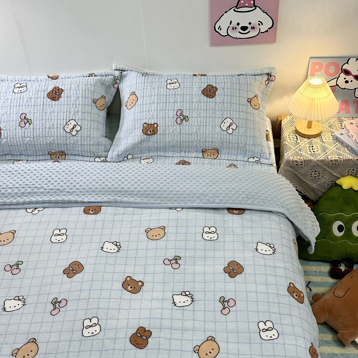 91家纺网 家纺一手货源 找家纺 慕晨 2025新款牛奶绒新款印花高克重豆豆绒夹棉床盖三件被套四件套热款 蓝格小熊