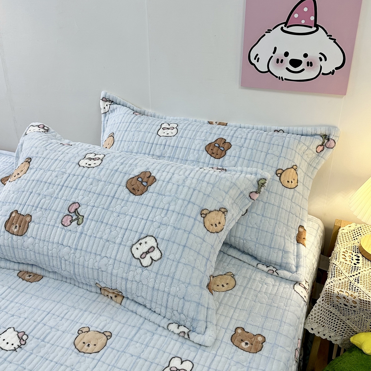 91家纺网 家纺一手货源 找家纺 慕晨 2025新款牛奶绒新款印花高克重豆豆绒夹棉床盖三件被套四件套热款 蓝格小熊