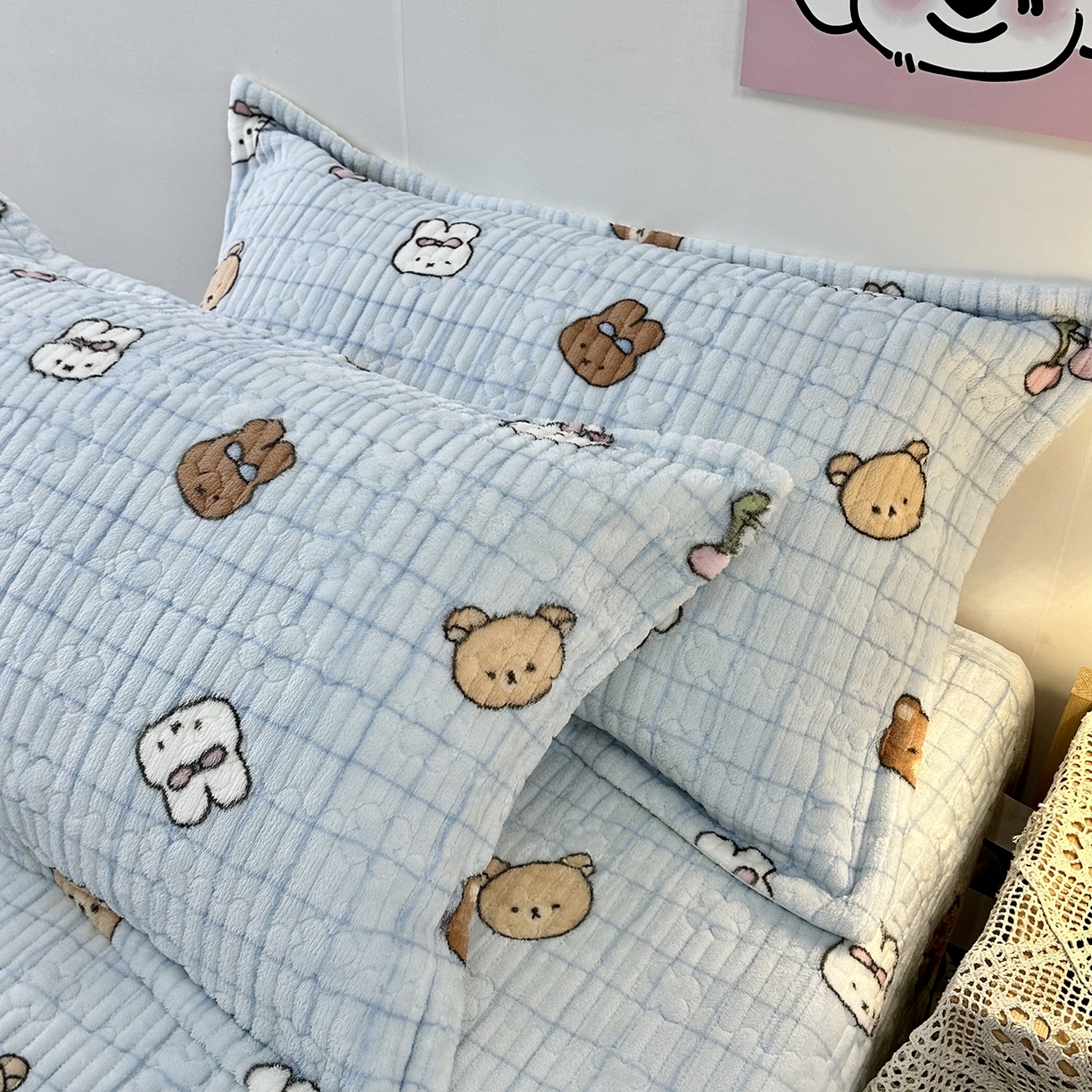 91家纺网 家纺一手货源 找家纺 慕晨 2025新款牛奶绒新款印花高克重豆豆绒夹棉床盖三件被套四件套热款 蓝格小熊