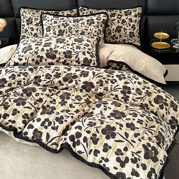 91家纺网 家纺一手货源 找家纺 许林家纺 2025新款兔毛宽包边立体雕花牛奶绒四件套 琥珀流光