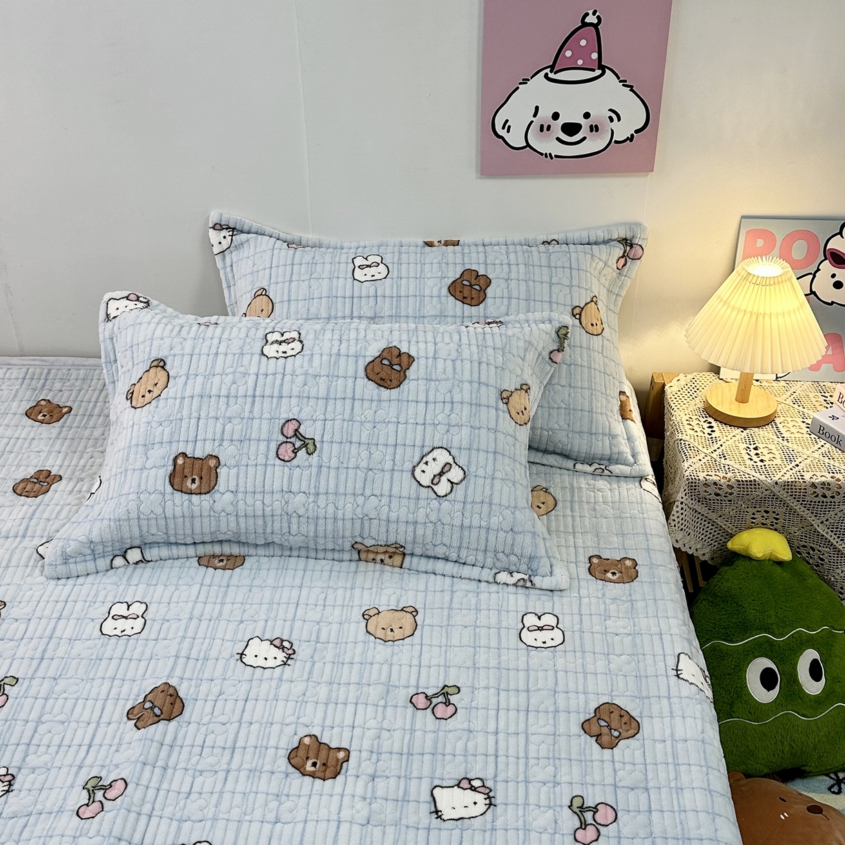 91家纺网 家纺一手货源 找家纺 慕晨 2025新款牛奶绒新款印花高克重豆豆绒夹棉床盖三件被套四件套热款 蓝格小熊