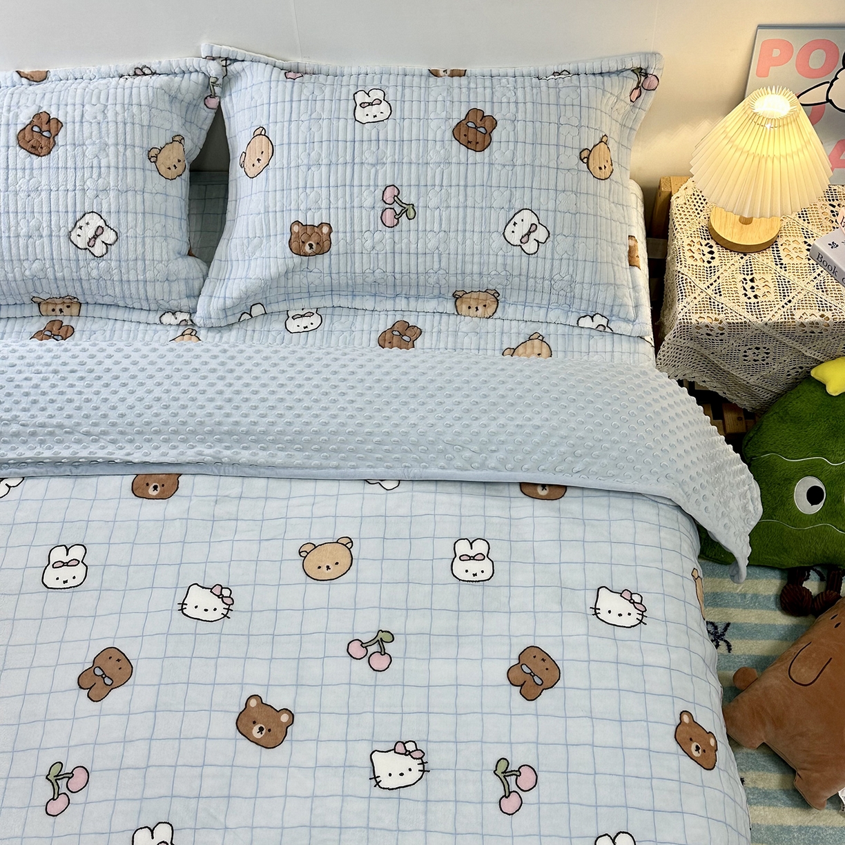 91家纺网 家纺一手货源 找家纺 慕晨 2025新款牛奶绒新款印花高克重豆豆绒夹棉床盖三件被套四件套热款 蓝格小熊