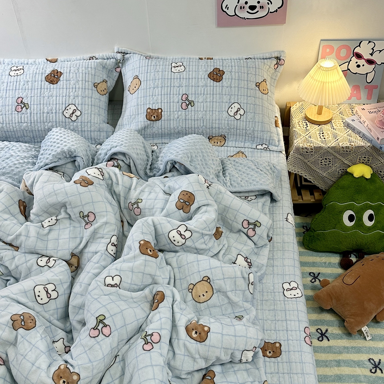 91家纺网 家纺一手货源 找家纺 慕晨 2025新款牛奶绒新款印花高克重豆豆绒夹棉床盖三件被套四件套热款 蓝格小熊