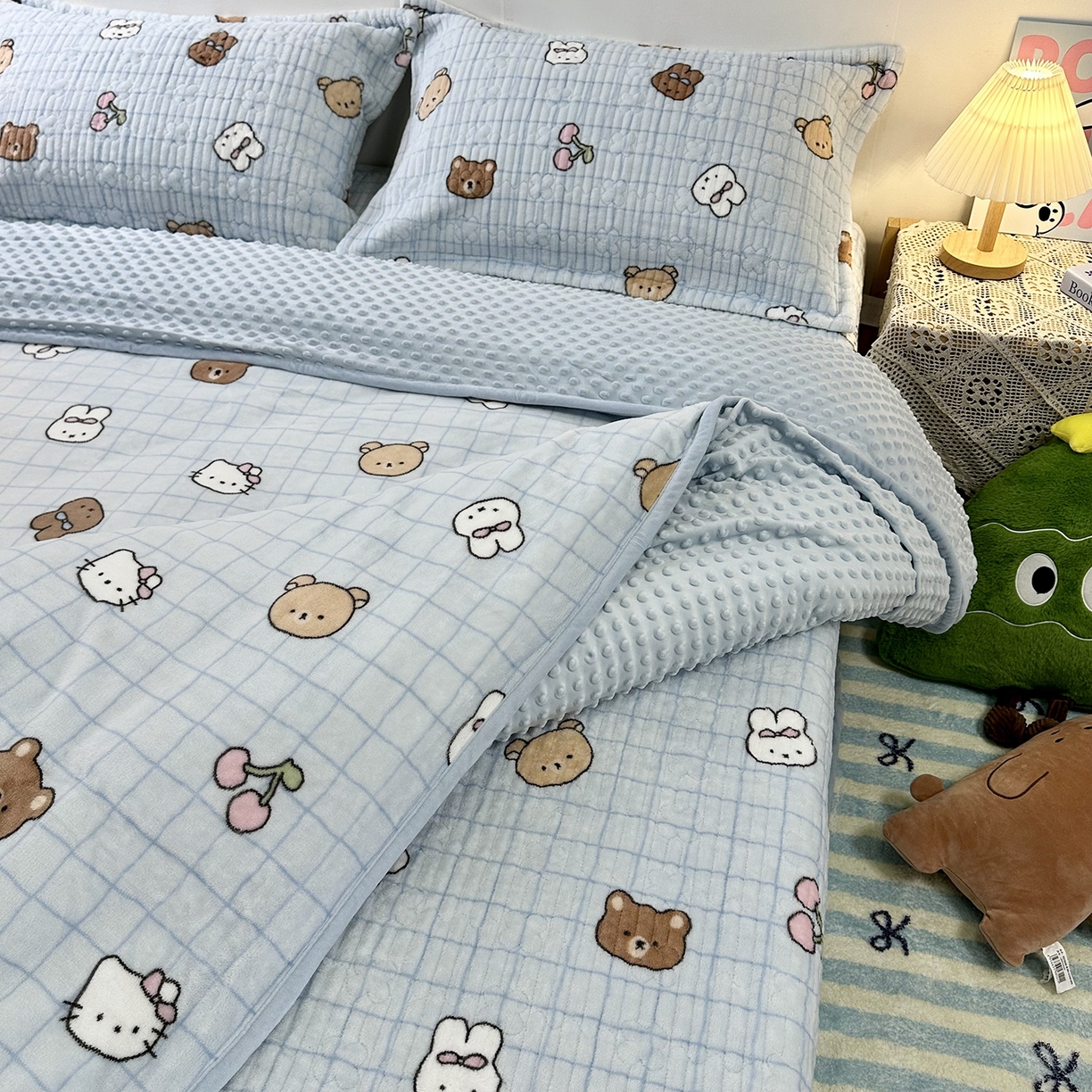 91家纺网 家纺一手货源 找家纺 慕晨 2025新款牛奶绒新款印花高克重豆豆绒夹棉床盖三件被套四件套热款 蓝格小熊
