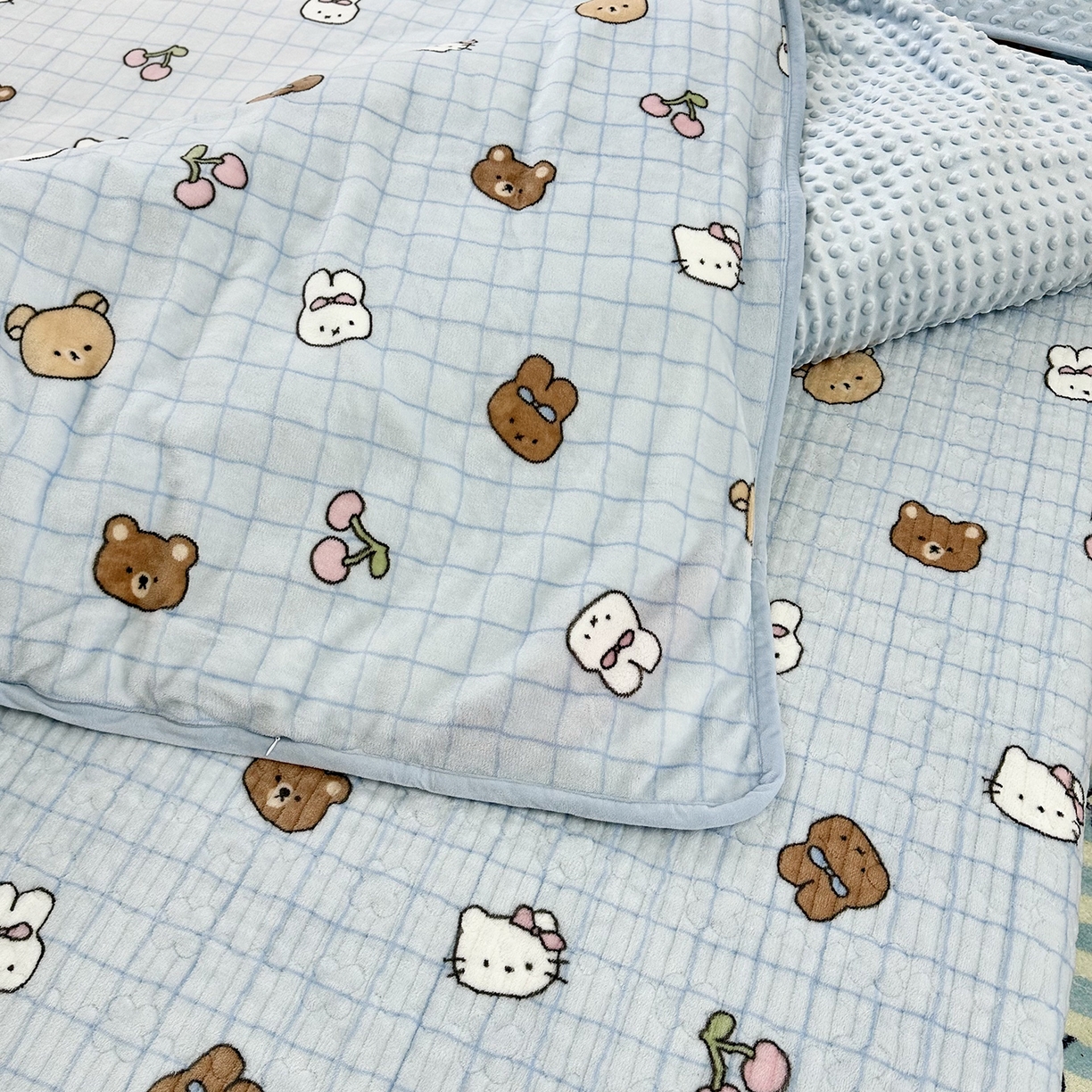 91家纺网 家纺一手货源 找家纺 慕晨 2025新款牛奶绒新款印花高克重豆豆绒夹棉床盖三件被套四件套热款 蓝格小熊