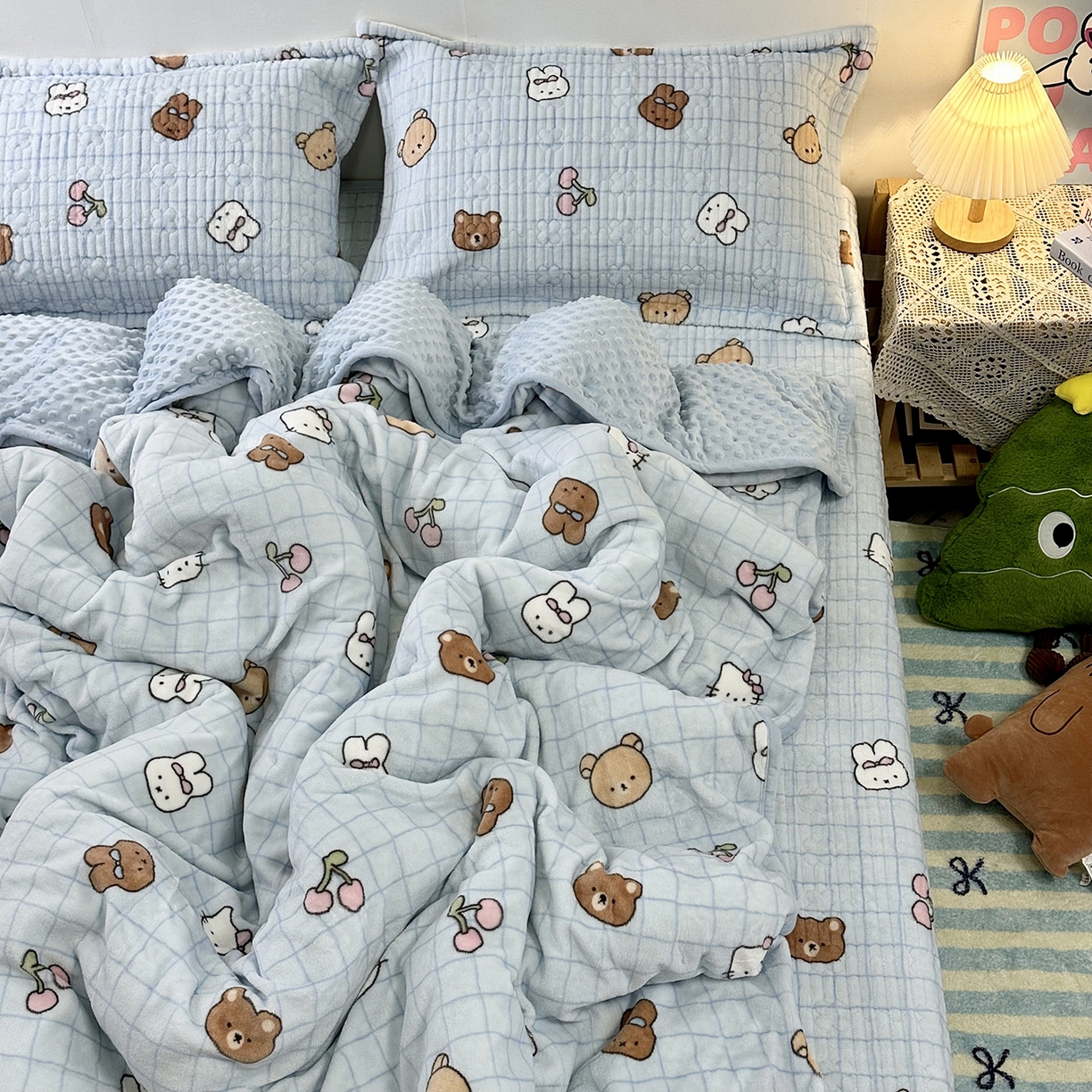 91家纺网 家纺一手货源 找家纺 慕晨 2025新款牛奶绒新款印花高克重豆豆绒夹棉床盖三件被套四件套热款 蓝格小熊