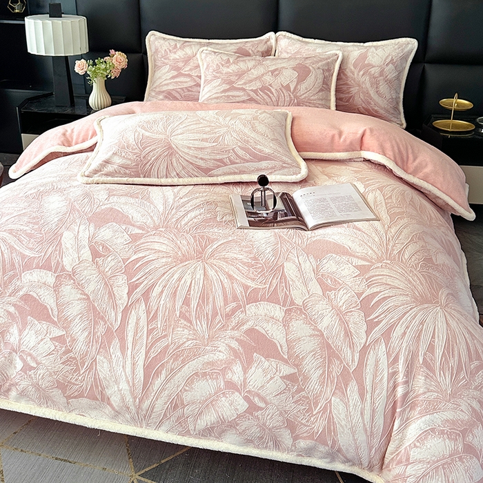 91家纺网 家纺一手货源 找家纺 许林家纺 2025新款兔毛宽包边立体雕花牛奶绒四件套 爱意雾语 粉