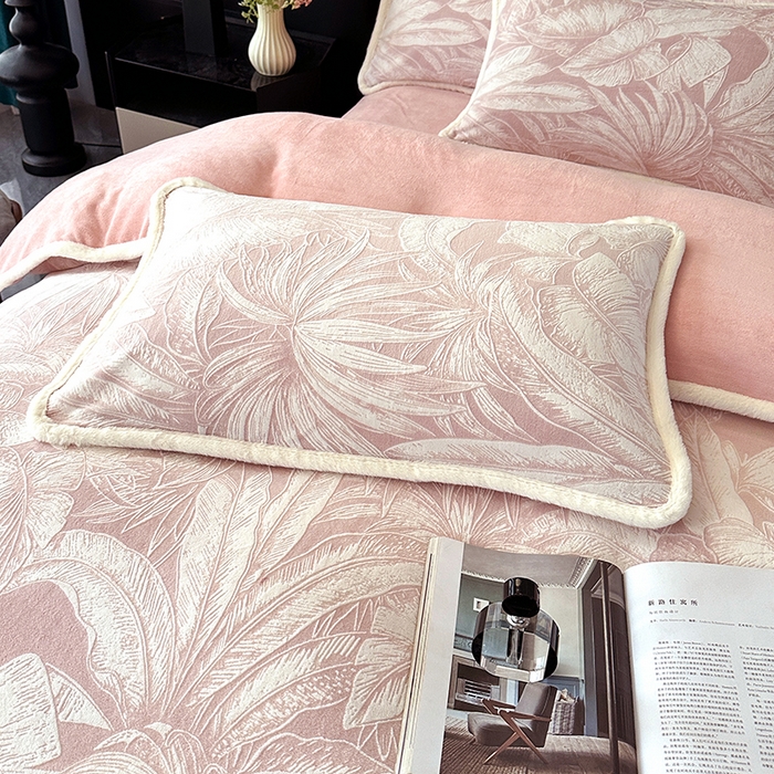 91家纺网 家纺一手货源 找家纺 许林家纺 2025新款兔毛宽包边立体雕花牛奶绒四件套 爱意雾语 粉