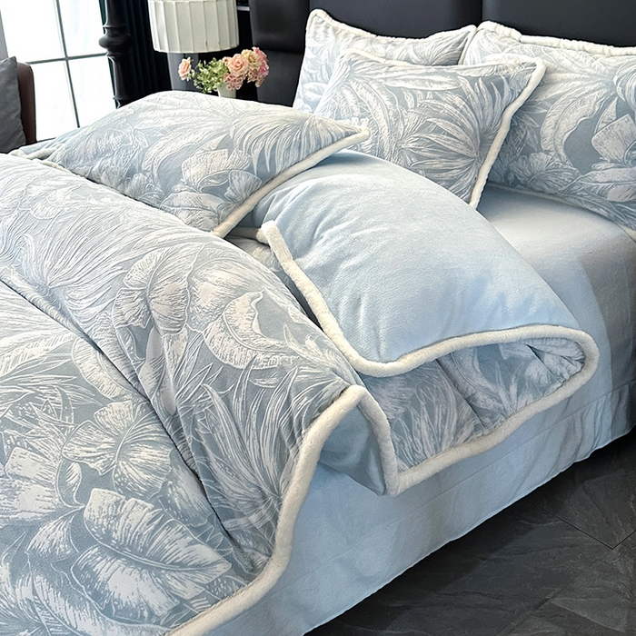 许林家纺 2025新款兔毛宽包边立体雕花牛奶绒四件套 爱意雾语 蓝