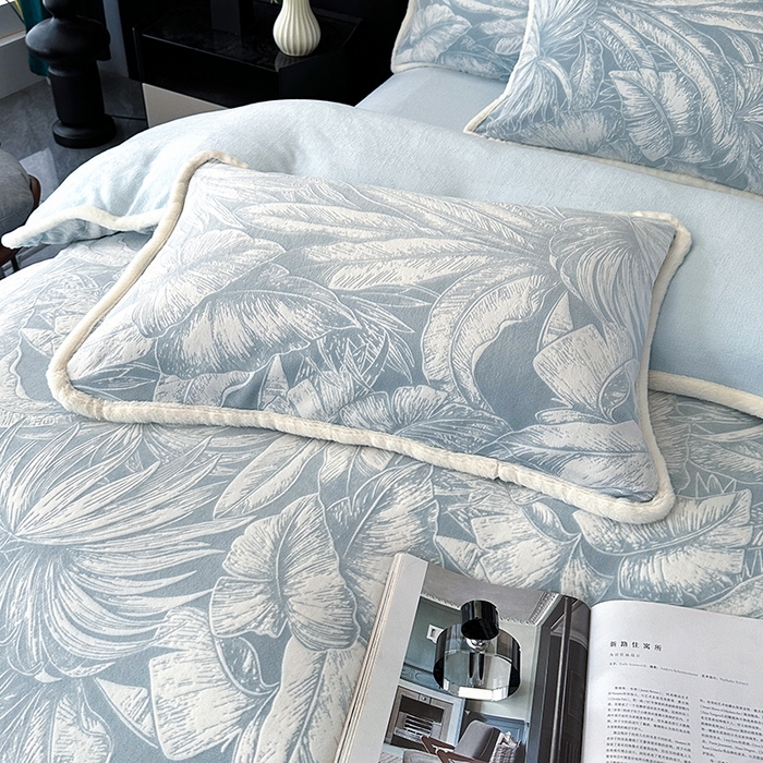 91家纺网 家纺一手货源 找家纺 许林家纺 2025新款兔毛宽包边立体雕花牛奶绒四件套 爱意雾语 蓝