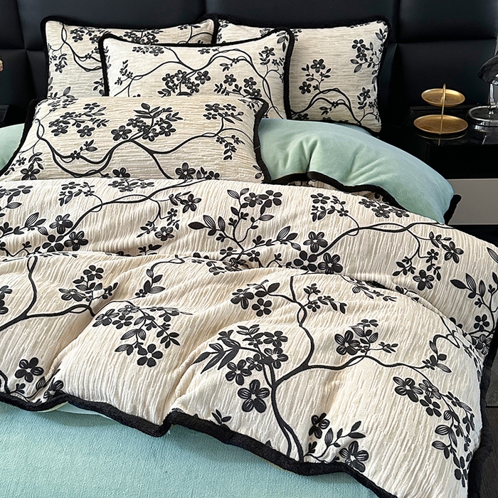 91家纺网 家纺一手货源 找家纺 许林家纺 2025新款兔毛宽包边立体雕花牛奶绒四件套 蓝铃风语