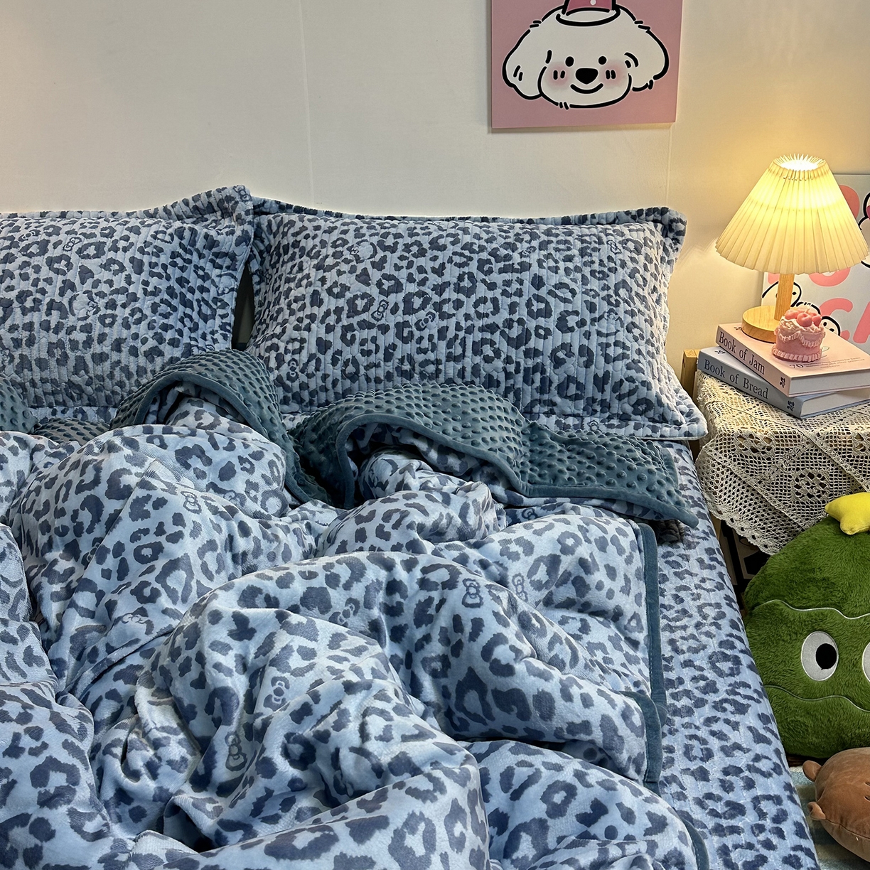 91家纺网 家纺一手货源 找家纺 慕晨 2025新款牛奶绒新款印花高克重豆豆绒夹棉床盖三件被套四件套热款 蓝色豹纹