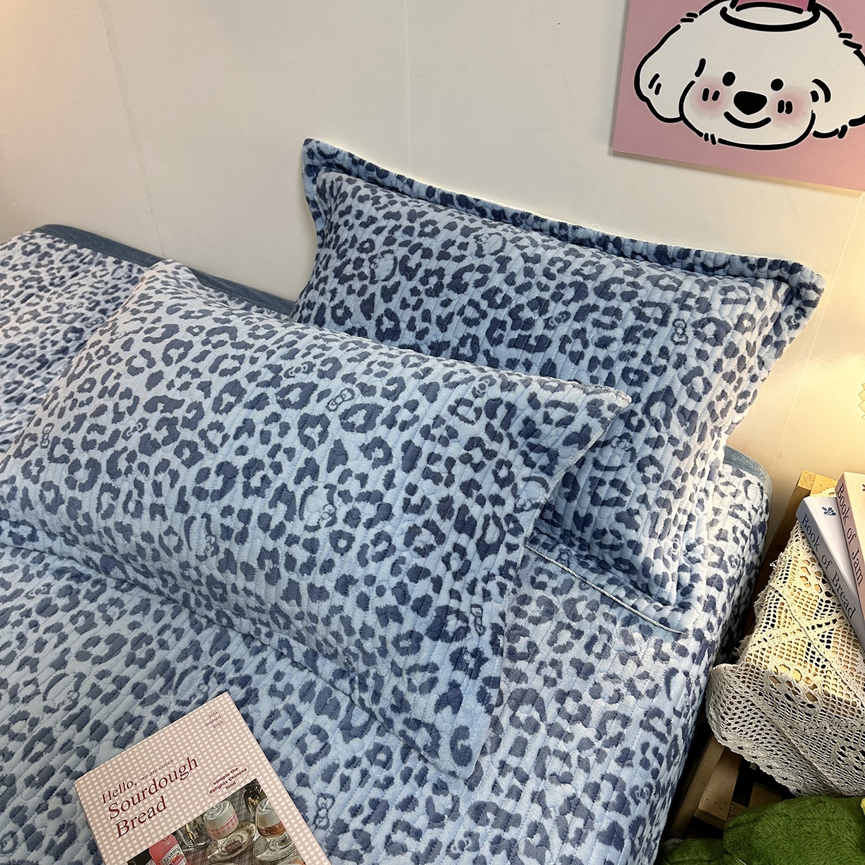 91家纺网 家纺一手货源 找家纺 慕晨 2025新款牛奶绒新款印花高克重豆豆绒夹棉床盖三件被套四件套热款 蓝色豹纹