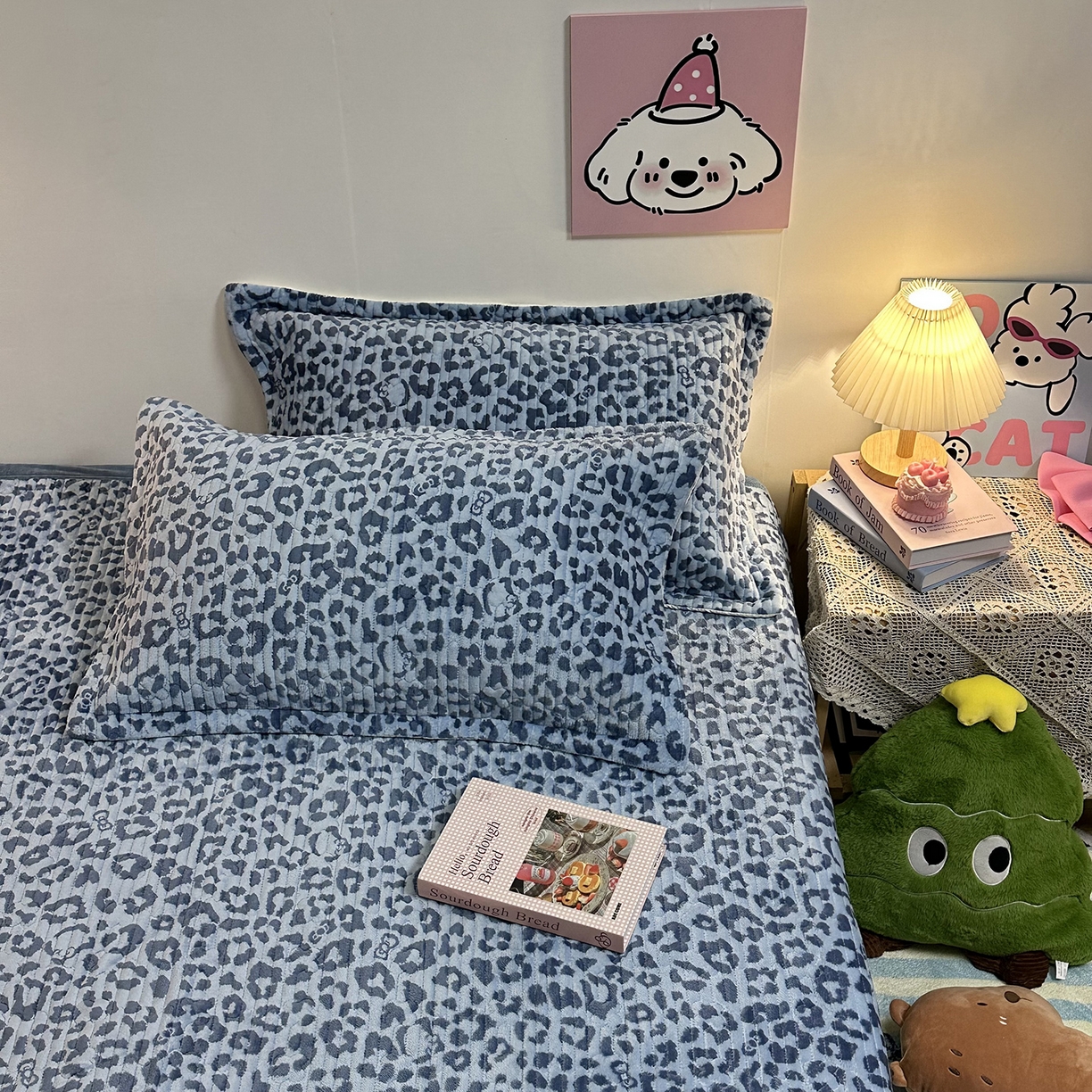 91家纺网 家纺一手货源 找家纺 慕晨 2025新款牛奶绒新款印花高克重豆豆绒夹棉床盖三件被套四件套热款 蓝色豹纹