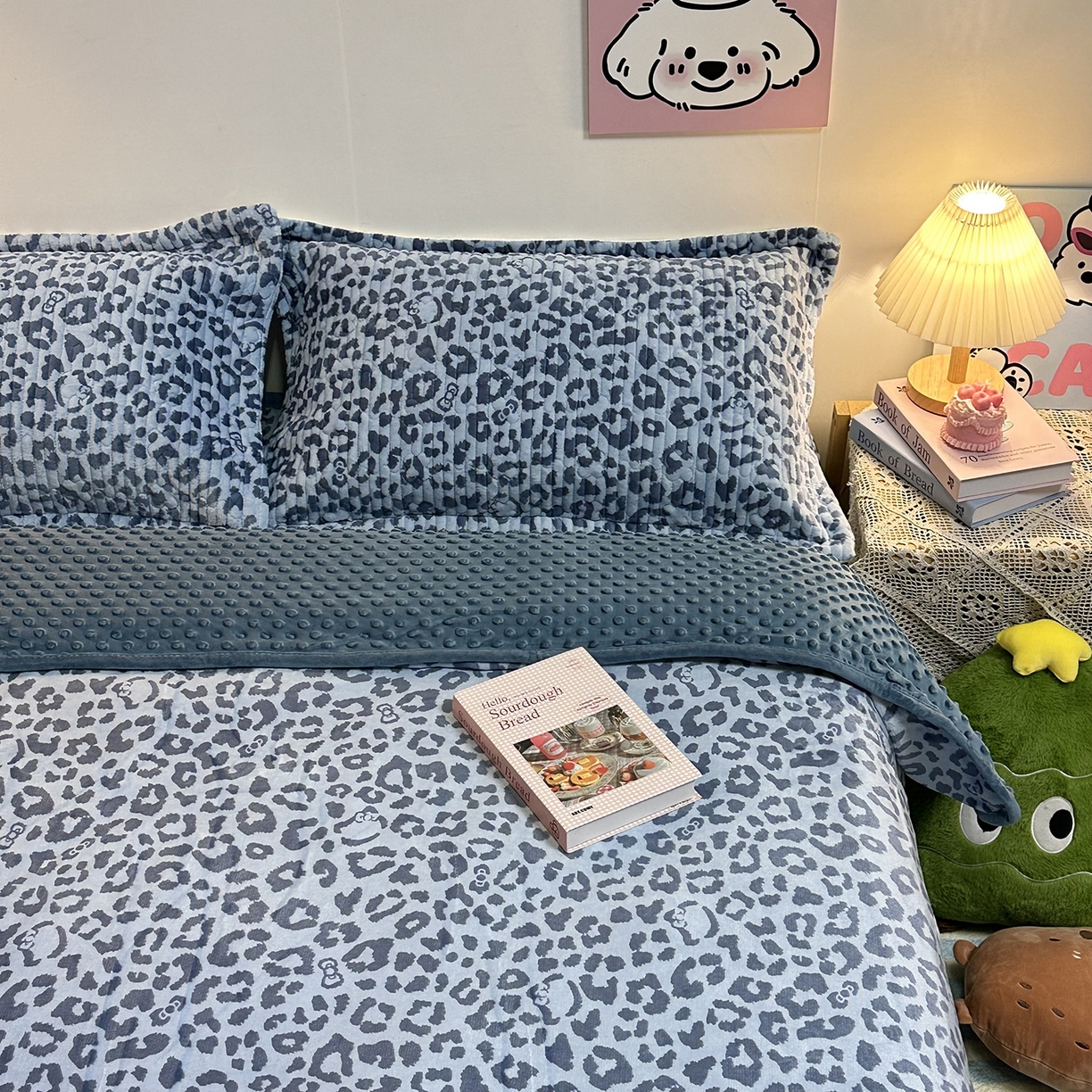 91家纺网 家纺一手货源 找家纺 慕晨 2025新款牛奶绒新款印花高克重豆豆绒夹棉床盖三件被套四件套热款 蓝色豹纹